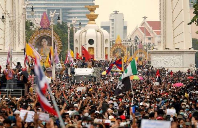 unjuk-rasa-tuntut-reformasi-kerajaan-thailand-terapkan-status-darurat