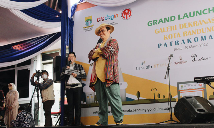 Para Kepala Dinas Jadi Model Dadakan (Humas_Raka)
