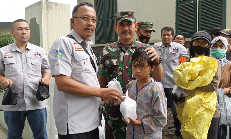 BMC dan Topdam III Siliwangi Berbagi Takjil.