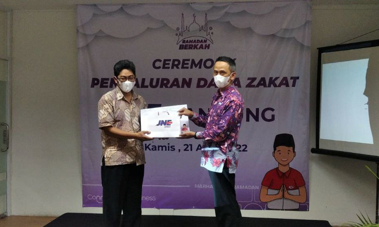 JNE Express salurkan zakat melalui Sinergi Foundation.