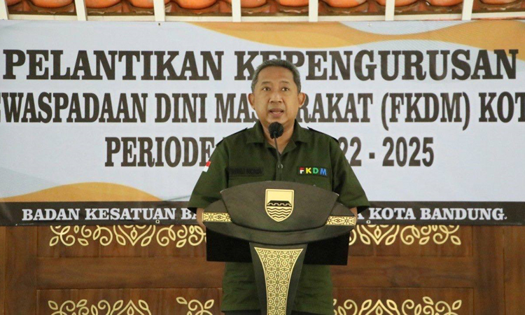 Wali Kota Bandung Yana Mulyana melantik Pengurus FKDM Kota Bandung.