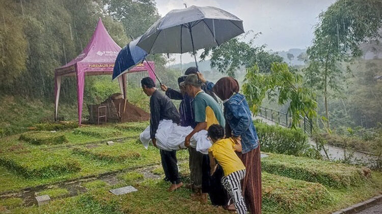 Proses pemakaman Si Fulan di Firdaus Memorial Park.