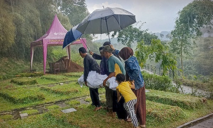 Proses pemakaman Si Fulan di Firdaus Memorial Park.