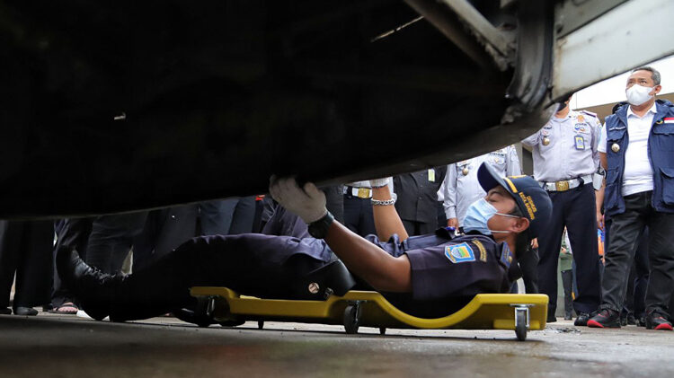 Tes kelaiakan kendaraan di Terminal Leuwi Panjang.