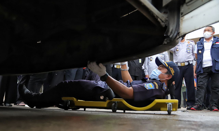 Tes kelaiakan kendaraan di Terminal Leuwi Panjang.