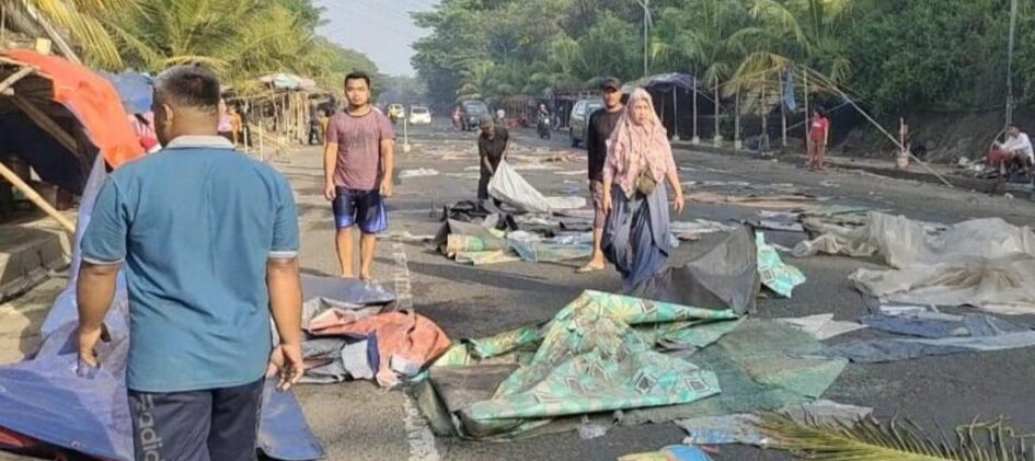 Ratusan Pedagang Cincau Lempar Tikar dan Kursi ke Jalan