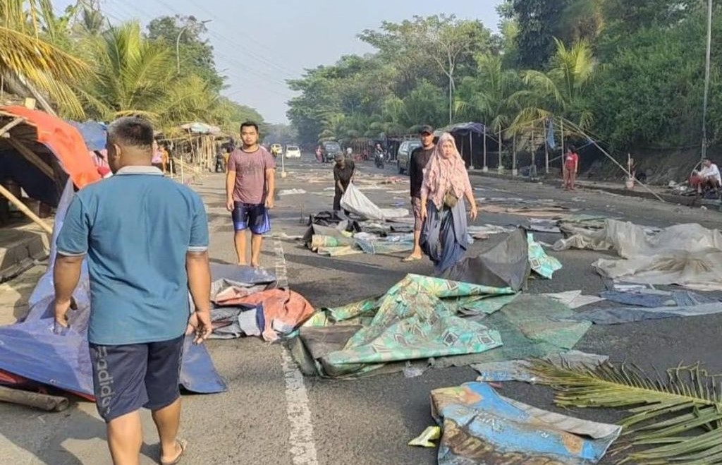 Ratusan Pedagang Cincau Lempar Tikar dan Kursi ke Jalan