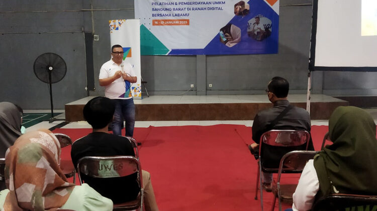Head of Digital Marketing Labamu Irfan Badruzaman sedang memberikan materi kepada pelaku UMKM di Kabupaten Bandung Barat.