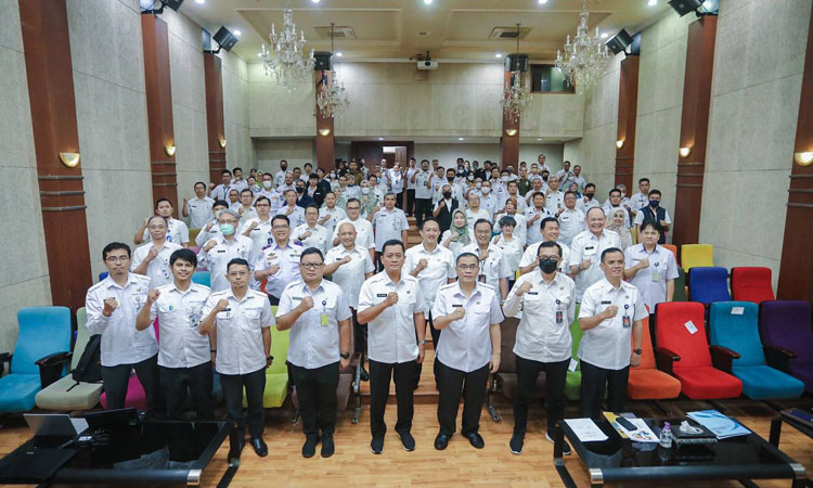 Sekretaris Daerah Kota Bandung Ema Sumarna saat membuka monitoring dan evaluasi SPBE di Auditorium Rosada, Rabu 29 Maret 2023.