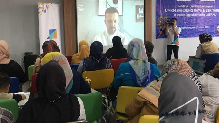 Direktur Labamu, Arnold Sebastian Egg saat memberikan sambutan via zoom kepada ratusan UMKM kota Bandung di acara Pelatihan Pemberdayaan UMKM Kota Bandung Raya dan sekitarnya dari 7 - 10 Maret 2023 di Bandung Creative Hub.
