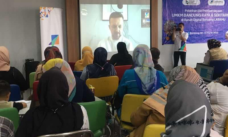 Direktur Labamu, Arnold Sebastian Egg saat memberikan sambutan via zoom kepada ratusan UMKM kota Bandung di acara Pelatihan Pemberdayaan UMKM Kota Bandung Raya dan sekitarnya dari 7 - 10 Maret 2023 di Bandung Creative Hub.